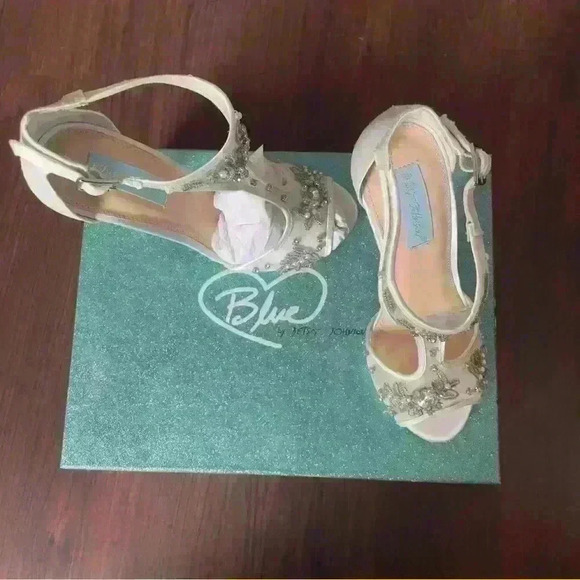 👰🏼Blue by Betsy Johnson Holly size US 7.5 color ivory, satin preloved - Picture 7 of 9